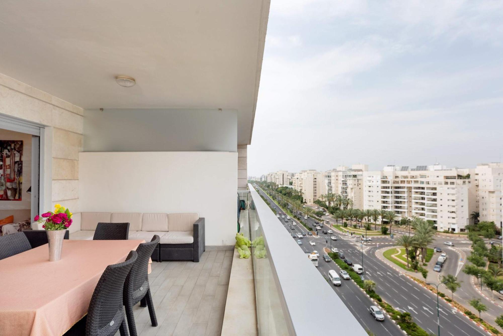 Urban Gem With Outdoor Lounge By Sea N' Rent Lägenhet Tel Aviv Exteriör bild